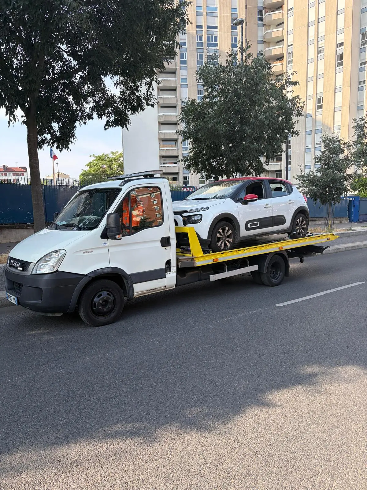 Remorquage d'une voiture sur plateau à Paris